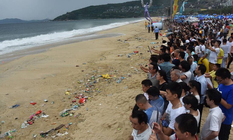 沙灘成了垃圾堆 游客垃圾旁淡定看海